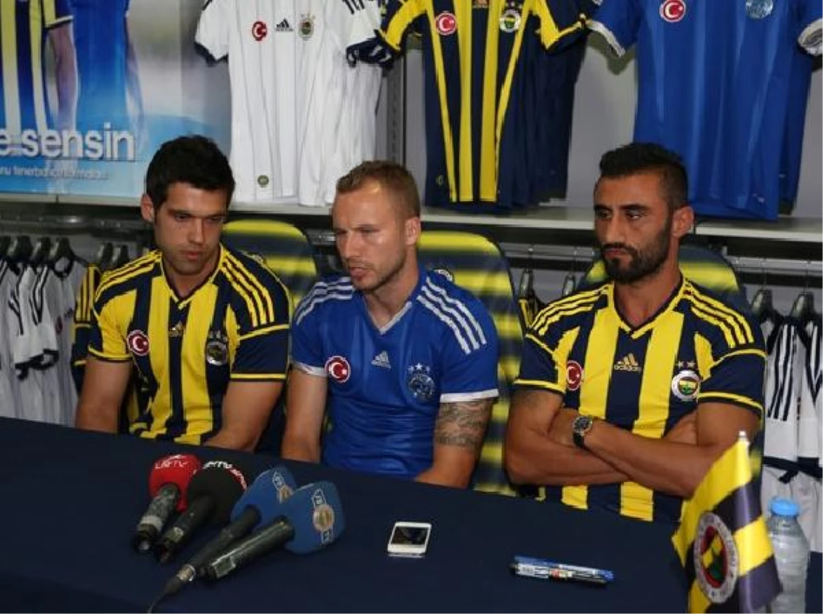 Fenerbahçeli Selçuk Şahin ile Kadlec, Taraftarların Formalarını İmzaladı