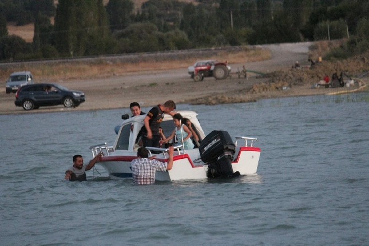 Göl Ortasında Kalan Tekneyi Jandarma Kurtardı