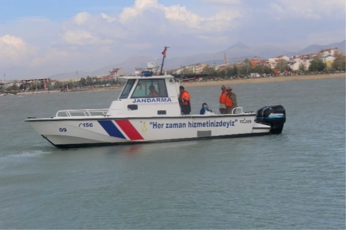 Gölde Arızalanan Tekneyi Jandarma Kurtardı