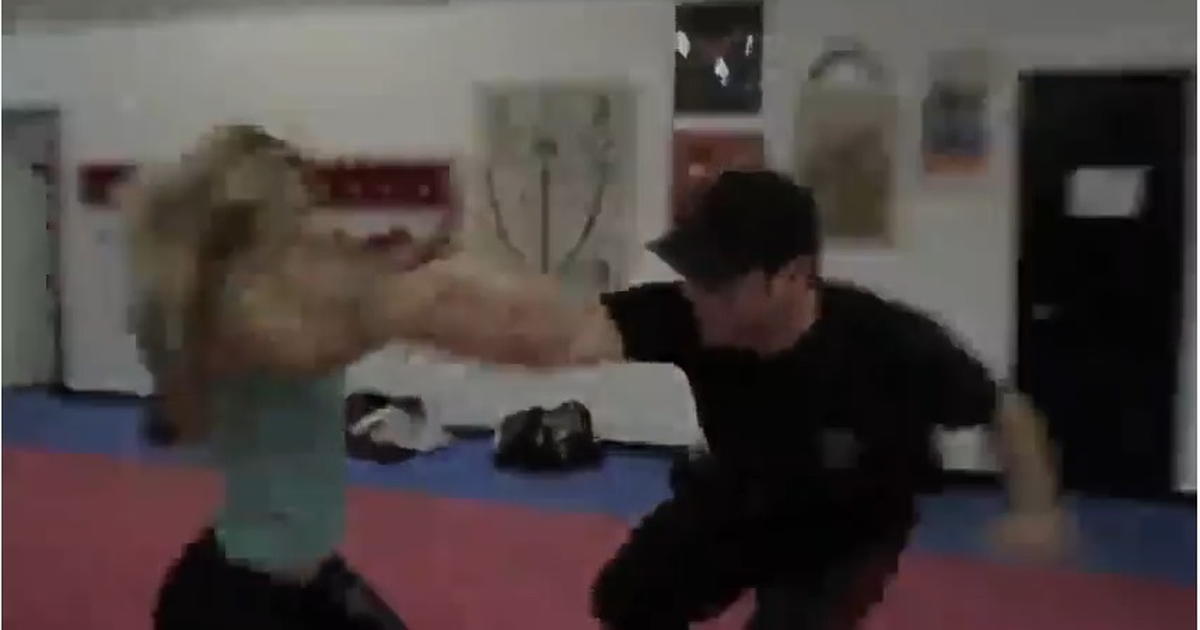 Kadın Dövüşçü Tek Başına 10 Erkeği Yere Serdi