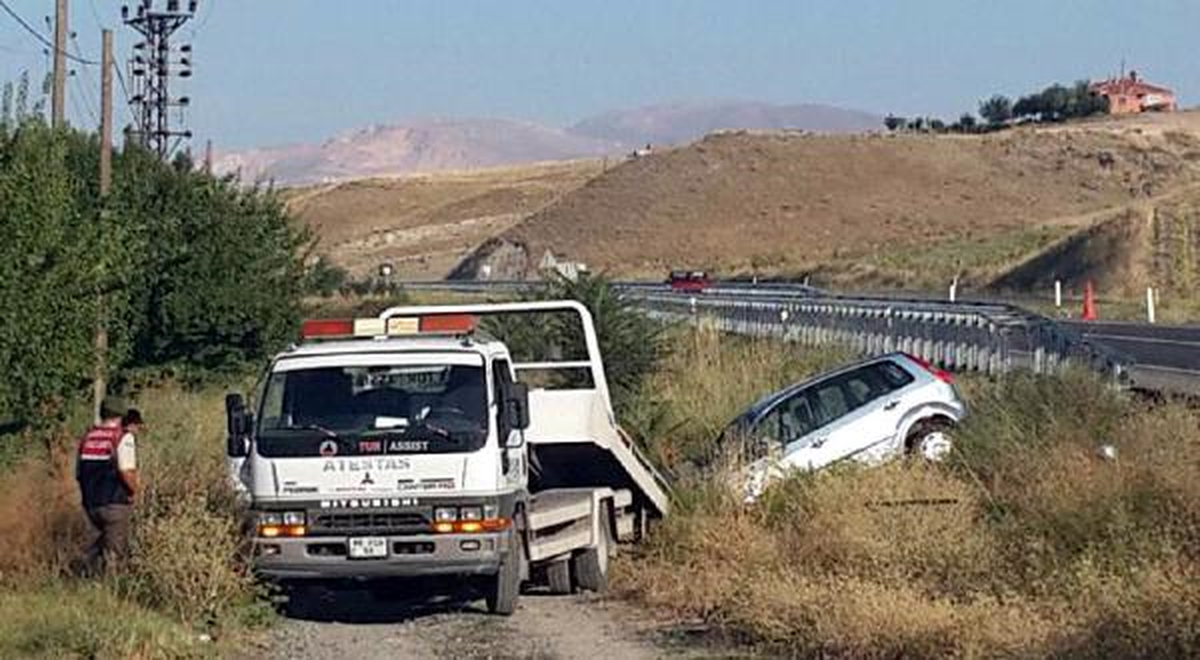 Ankara\'da Kamyonet Otomobille Çarpıştı: 1 Ölü, 3 Yaralı