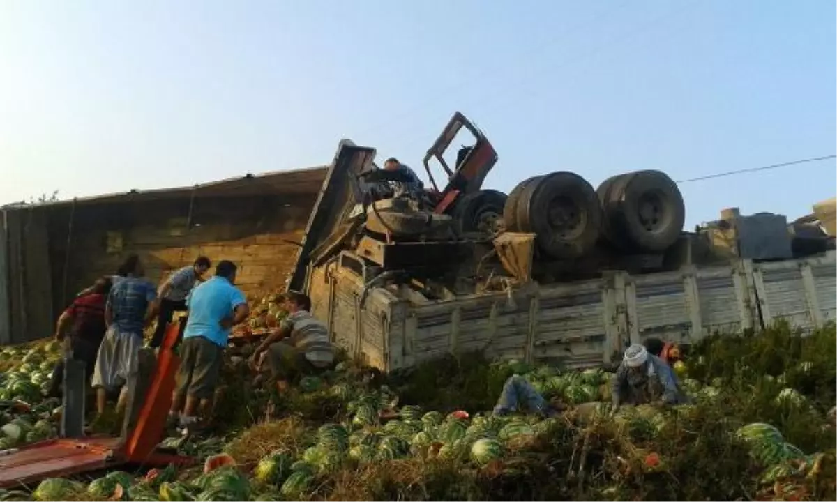 Adana Karaisalı\'da Karpuz Kamyonları Çarpıştı: 3 Ölü, 9 Yaralı