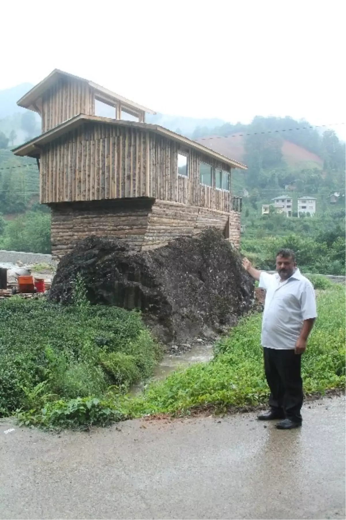 Trabzon\'da Kaya Üstü Restoran Dikkat Çekiyor