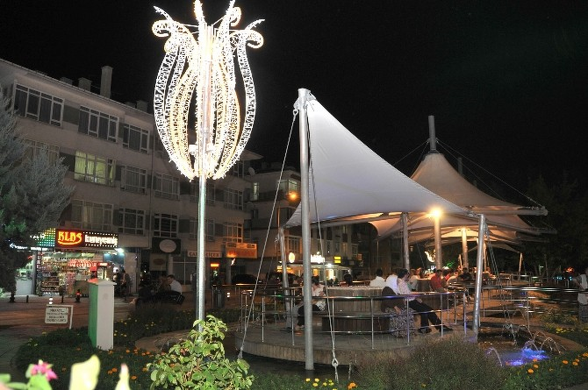 Keçiören\'in Aydınlatma Direkleri de Lalelendi