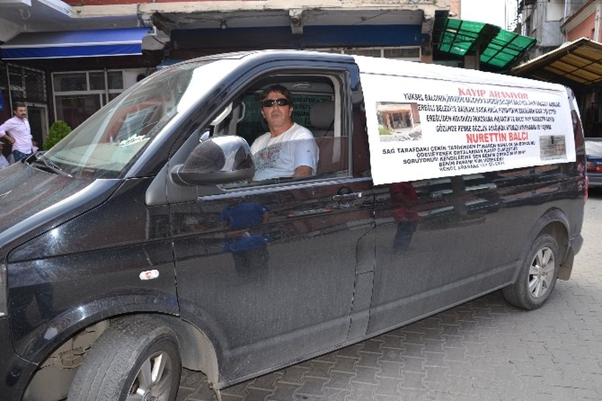 Kendisine Borcu Olan Adamı Aracına Astığı İlanla Arıyor