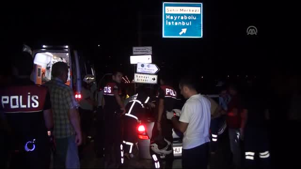 Otomobilde sıkışan sürücüyü itfaiye ekipleri kurtardı -