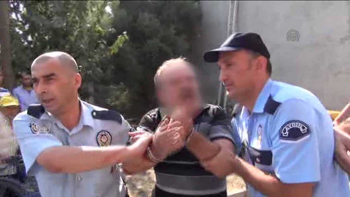 Oturduğu evi tahliye etmemek için oğlunu rehin aldı -