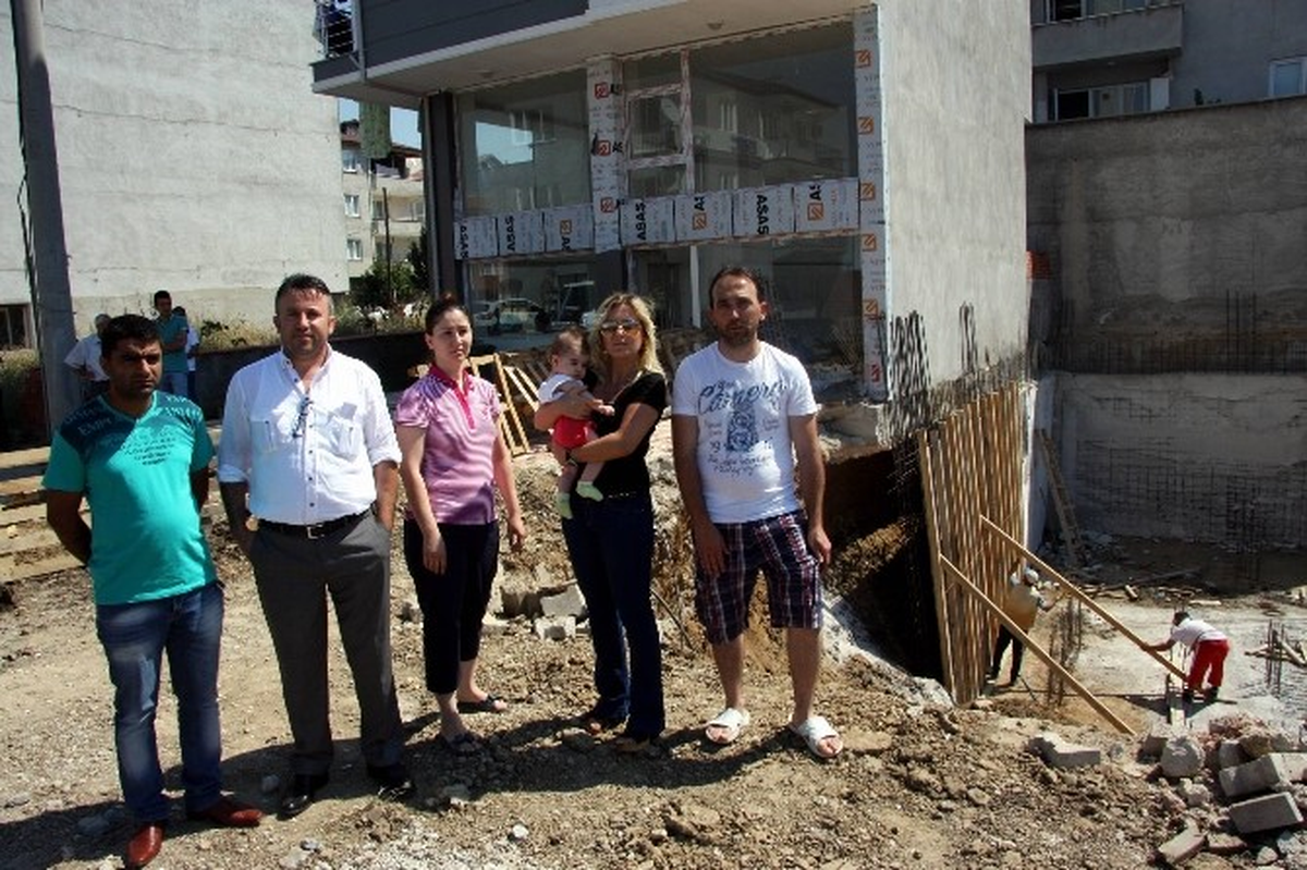 Özel-Haber) Bursa\'da Apartmanın Temeli Çöktü, 3 Aile Ölümden Döndü