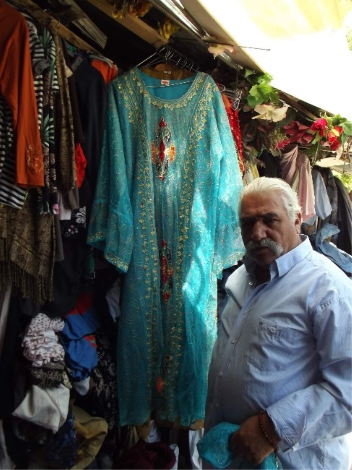 Eski Tellal Pazarı\'nda Sanatçı Elbiseleri Satışında Durgunluk
