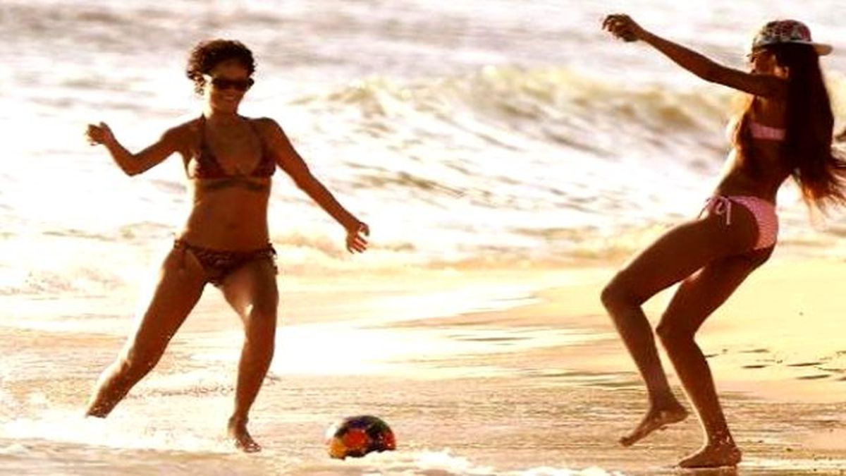 Rihanna, Kumsalda Futbol Şov Yaptı