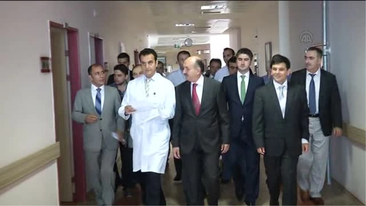 Sağlık Bakanı Müezzinoğlu, Filistinli Yaralıları Ziyaret Etti