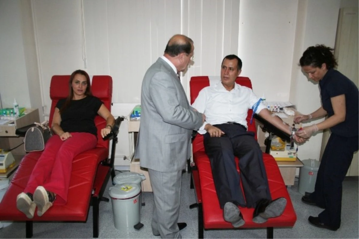 Sağlık Çalışanlarından Kızılay\'a Kan Bağışı