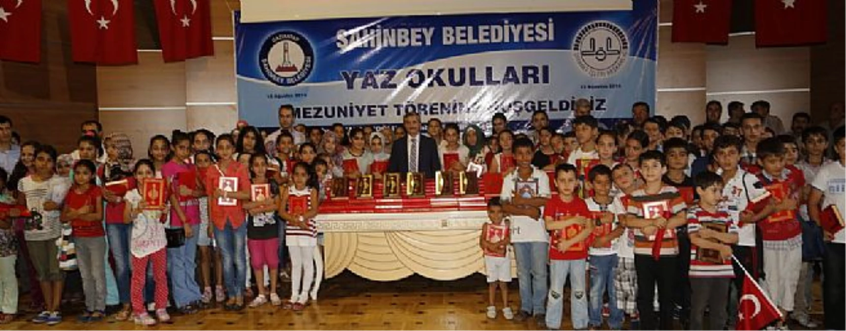 Şahinbey Belediyesi 15 Bin 300 Öğrenciye Kur\'an-ı Kerim Hediye Etti