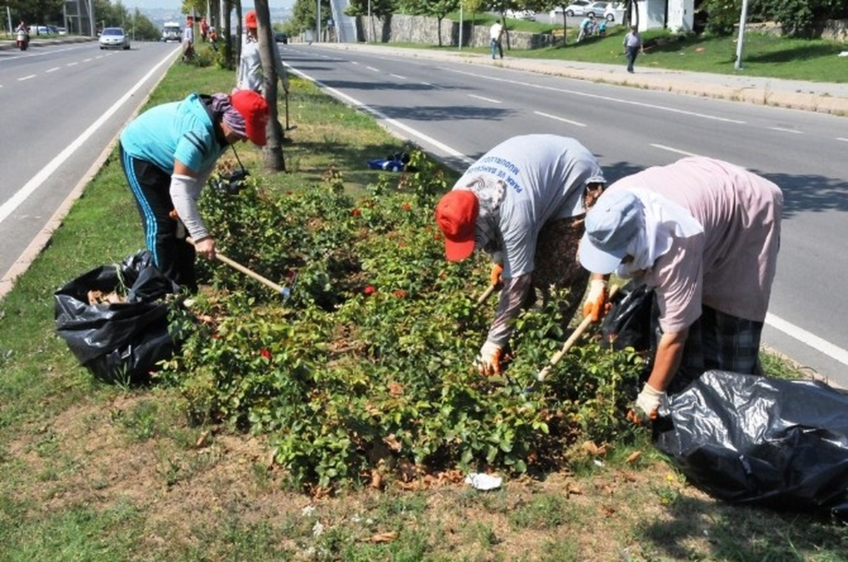 Tekirdağ\'da Park ve Bahçelerde Temizlik Çalışmaları Devam Ediyor