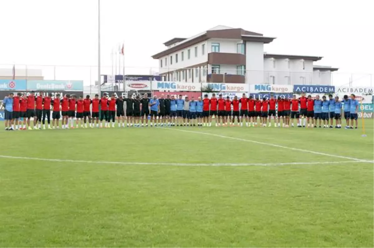 Trabzonsporlu Futbolculardan Seba İçin Saygı Duruşu