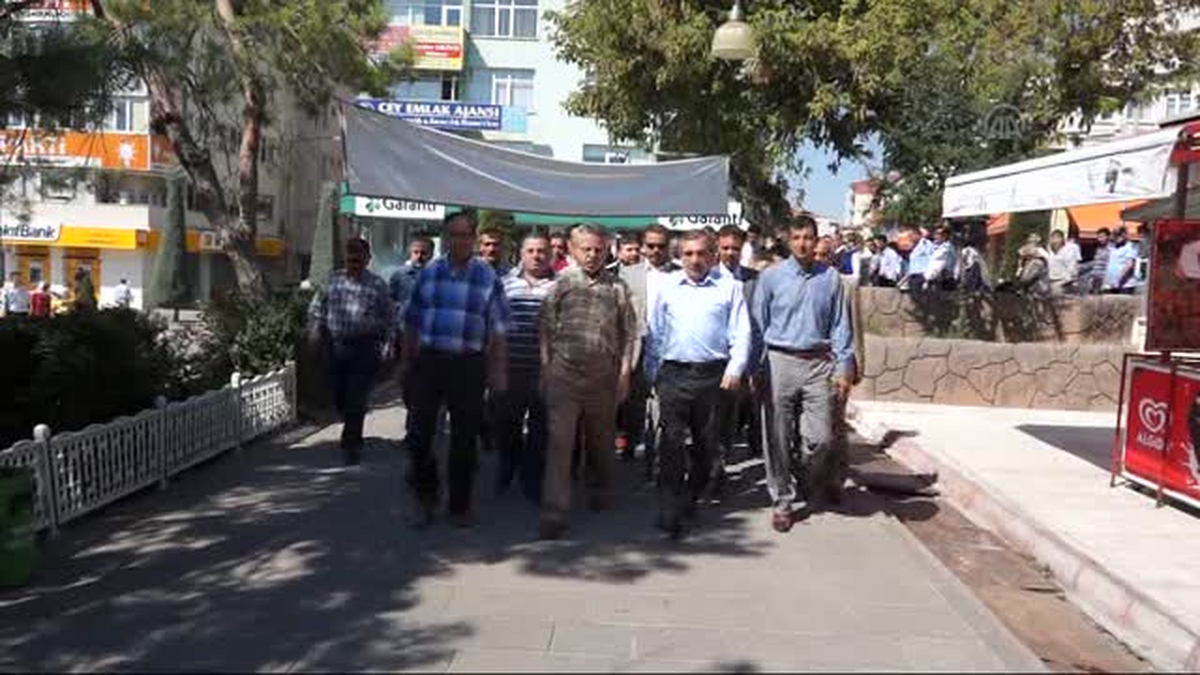 Vali ve belediye başkanı bordür taşı boyadı -