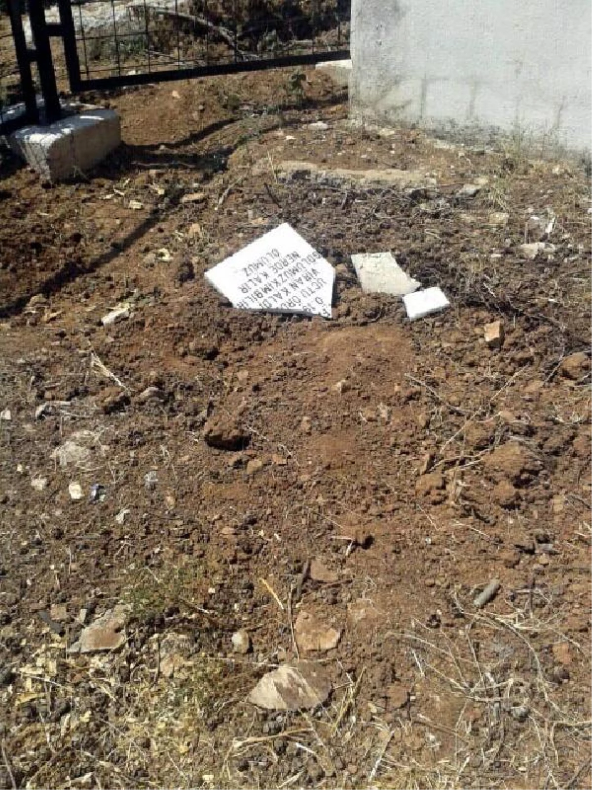 Zeytinköy\'de Bazı Alevi Mezarları Tahrip Edildi