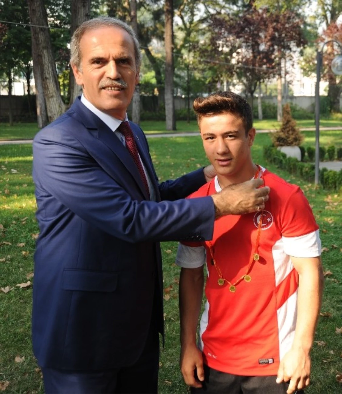 Bursa B. Belediye Başkanı Altepe'den Şampiyon Güreşçilere Altın Ödülü