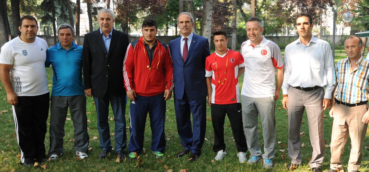 Başkan Altepe, Şampiyon Güreşçileri Ödüllendirdi