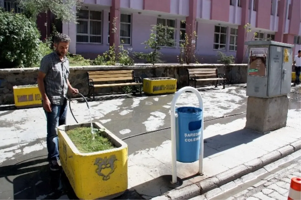 Hakkari\'de Çarşı Merkezi Çöp Sepeti ve Oturma Bankları ile Donatıldı