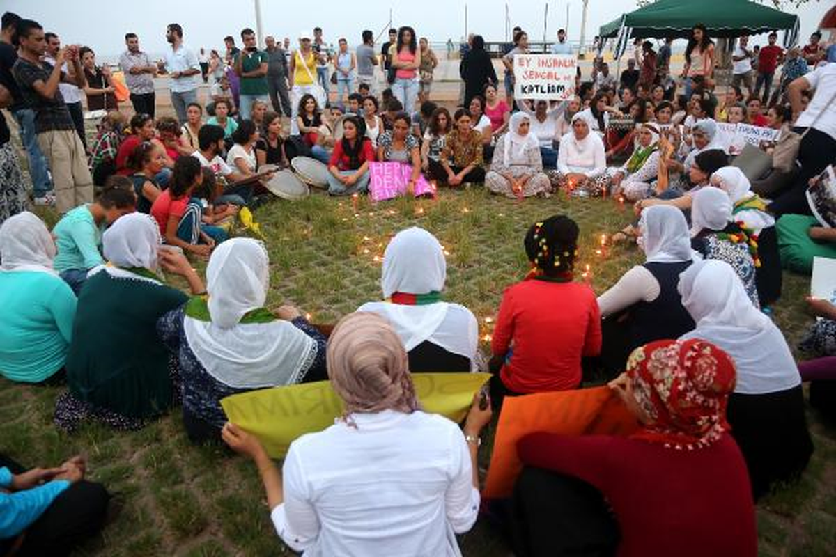 Mersin\'de HDP\'li Kadınlardan Ağıtlı Türkülü IŞİD Eylemi