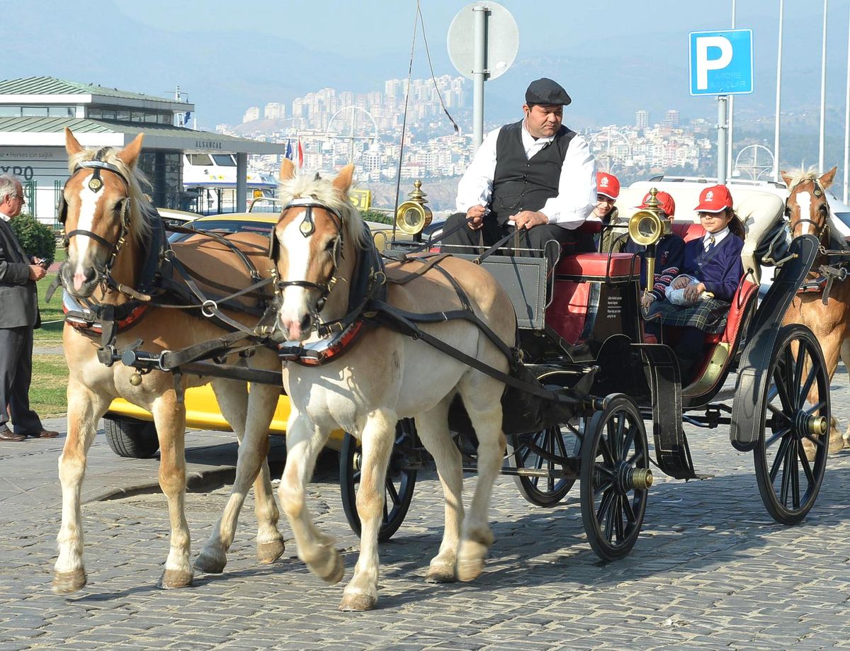 İzmir Sokaklarında Fayton Keyfi