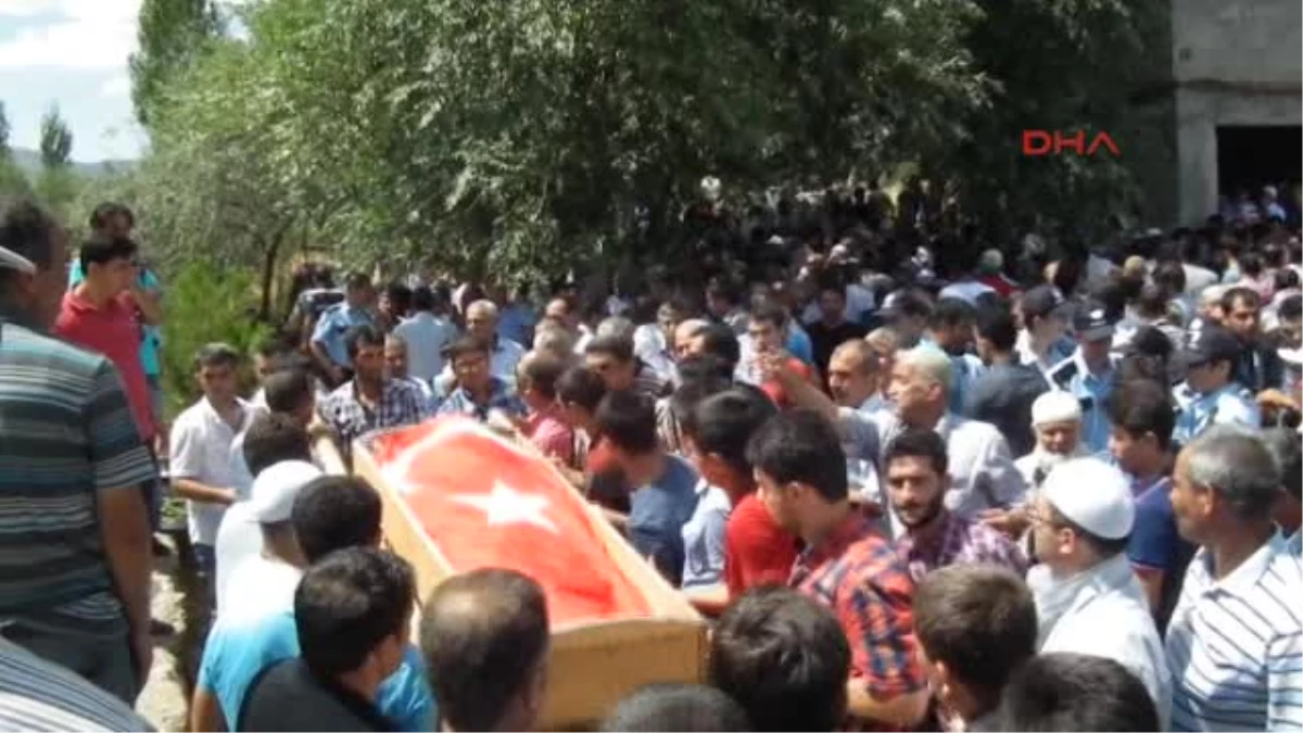 Kayseri\'de Trafik Kazasında Ölen Polis Toprağa Verildi