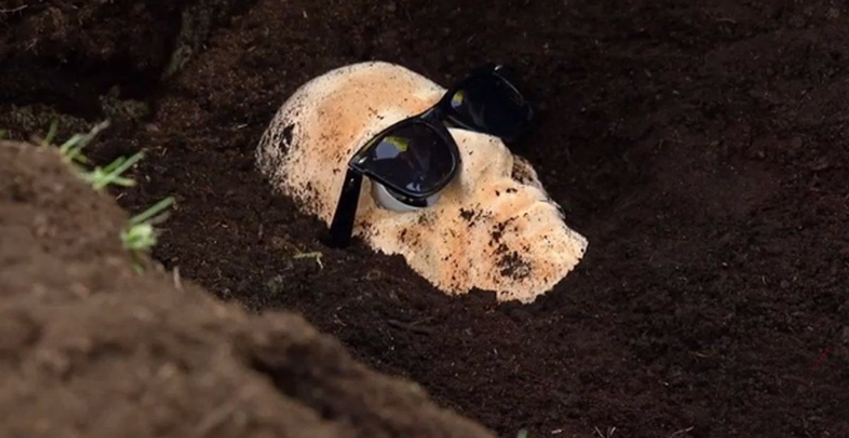 Kocasını Gömme Şakası Yapan Kadın Çevredekileri Şok Etti