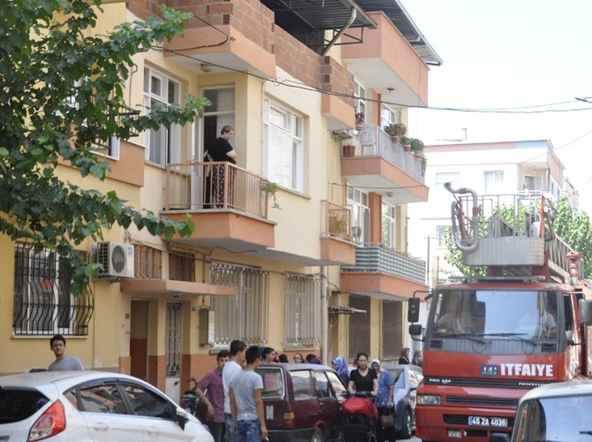 Küçük Çocuk 3.kattan Merdiven Boşluğuna Düştü