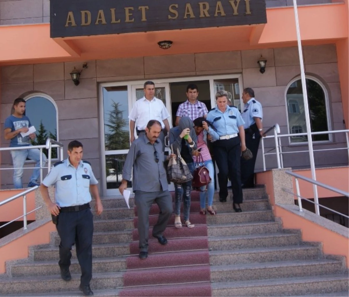 Kuyumcuya Sahte Altın Satınca Polise Yakalandılar