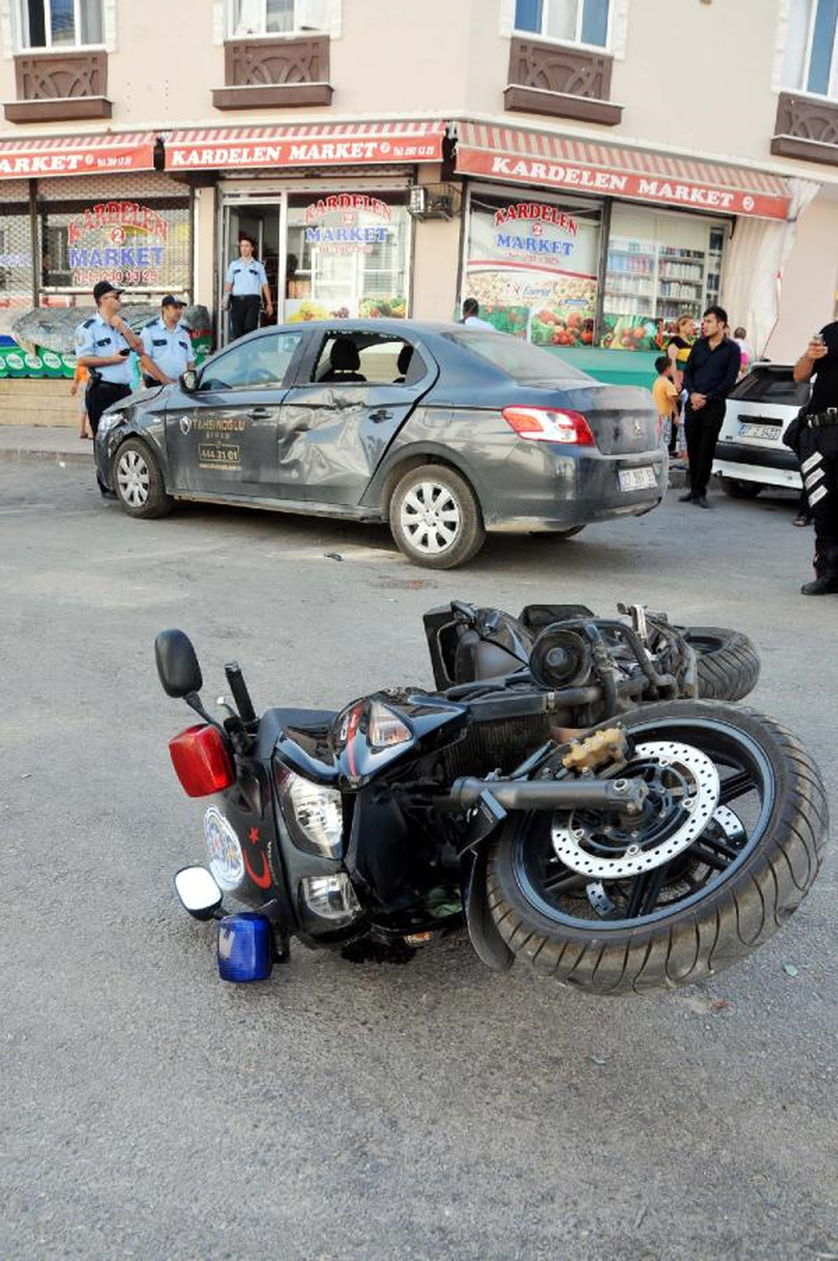 Polis Motosikleti Otomobile Çarptı: 1 Polis Yaralı