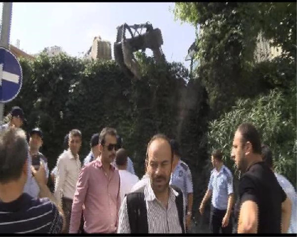 Zeytinburnu\'nda Site Duvarının Yıkımı