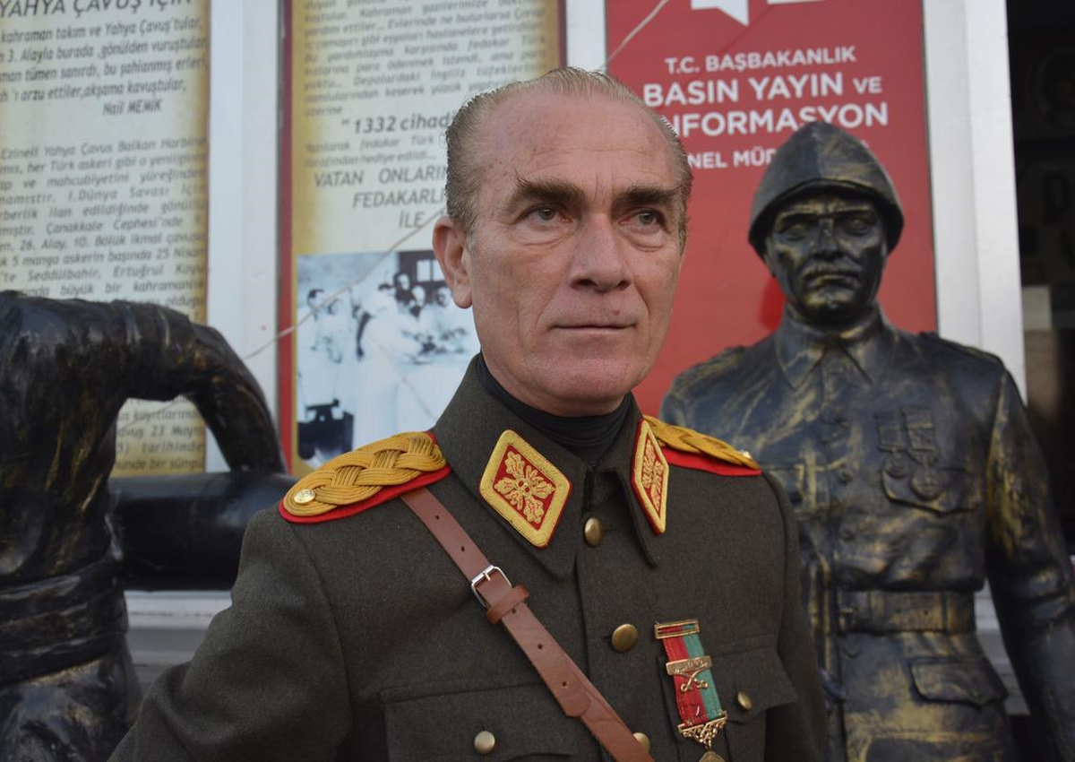 Atatürk\'e Benzeyen Kişiyle Fotoğraf Çektirdiler