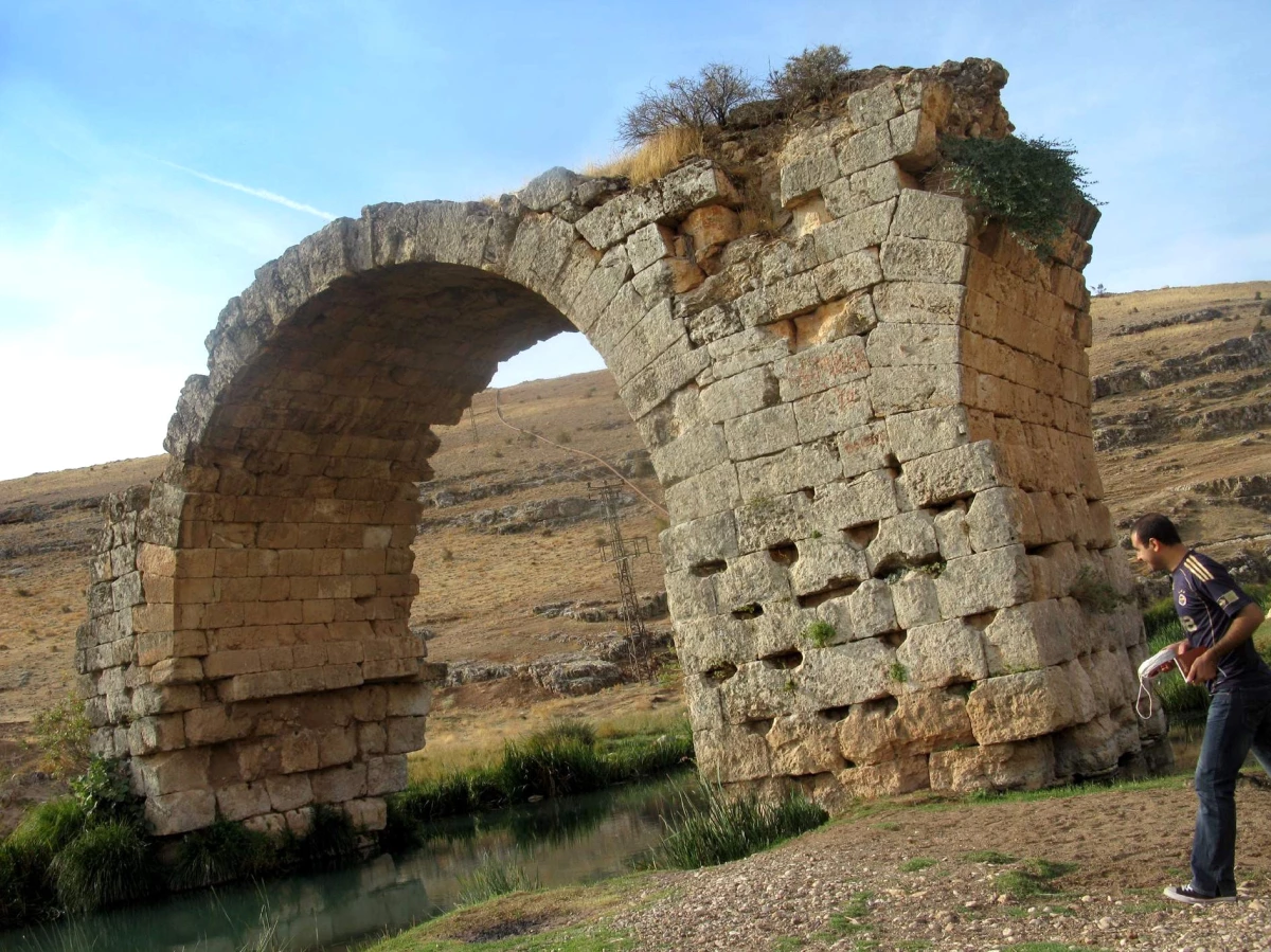 Araban\'da Alman Turistler Septimus Severus Köprüsüne Hayran Oldu