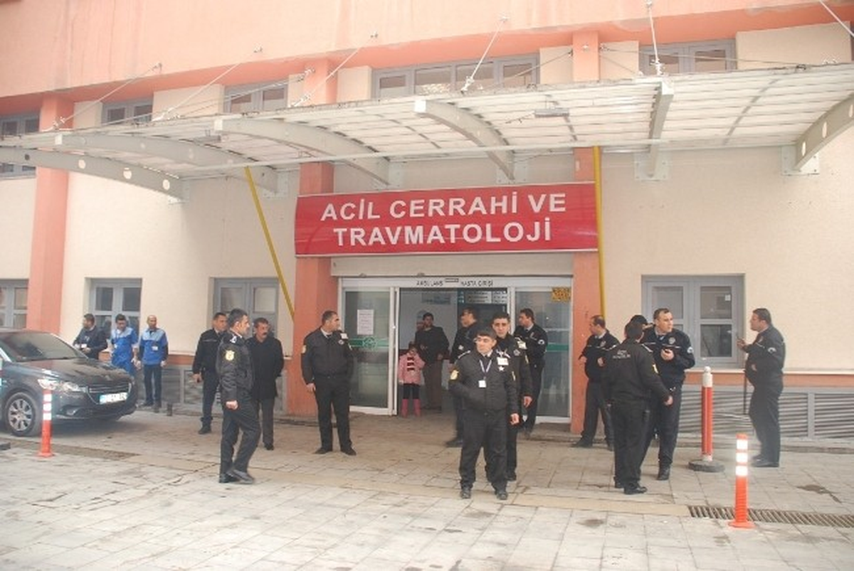 Batman\'da Ellerinde Sopalarla Acil Servisi Bastılar