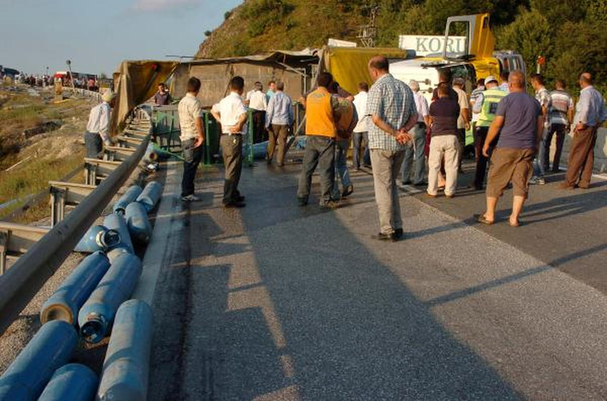 Bolu Dağında Zift Yüklü Tanker Devrildi