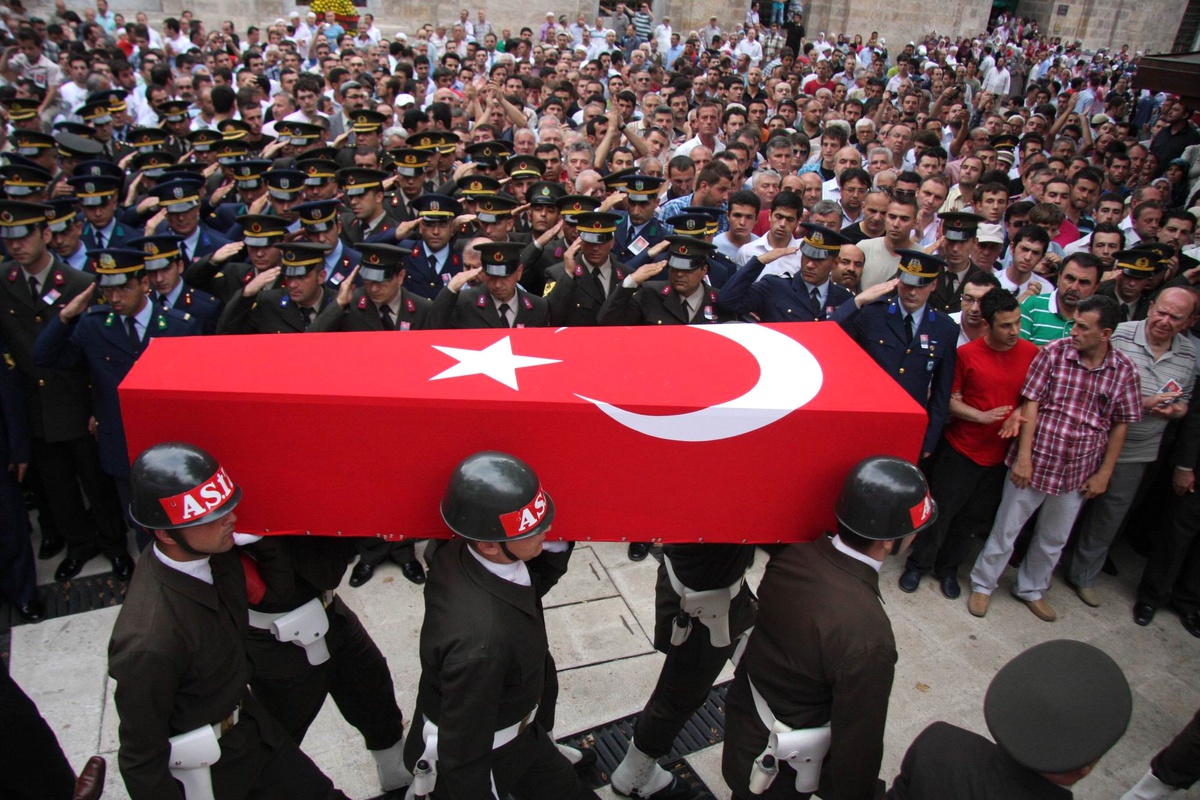 Diyarbakır\'da Trafik Kazası: 3 Polis Şehit Oldu