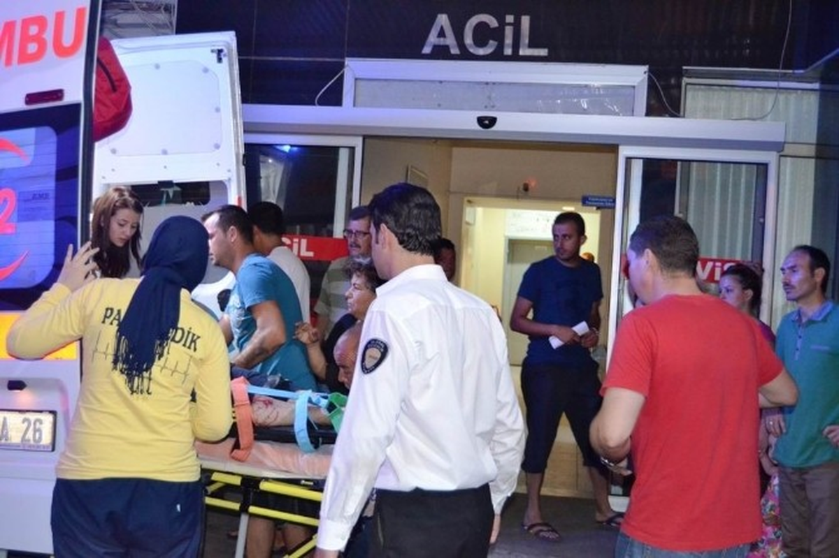 Ayvalık\'ta Trafik Kazası: 2 Yaralı