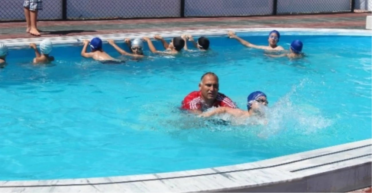Beyşehir\'de Özel Çocuklara Yüzme Havuzunda Terapi