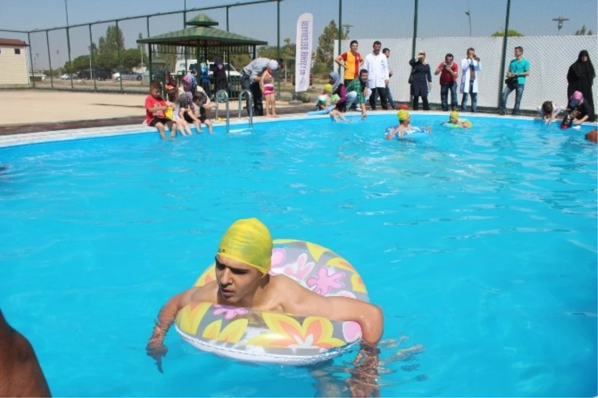 Konya\'da Çocuklara Havuzda Yüzme Terapisi