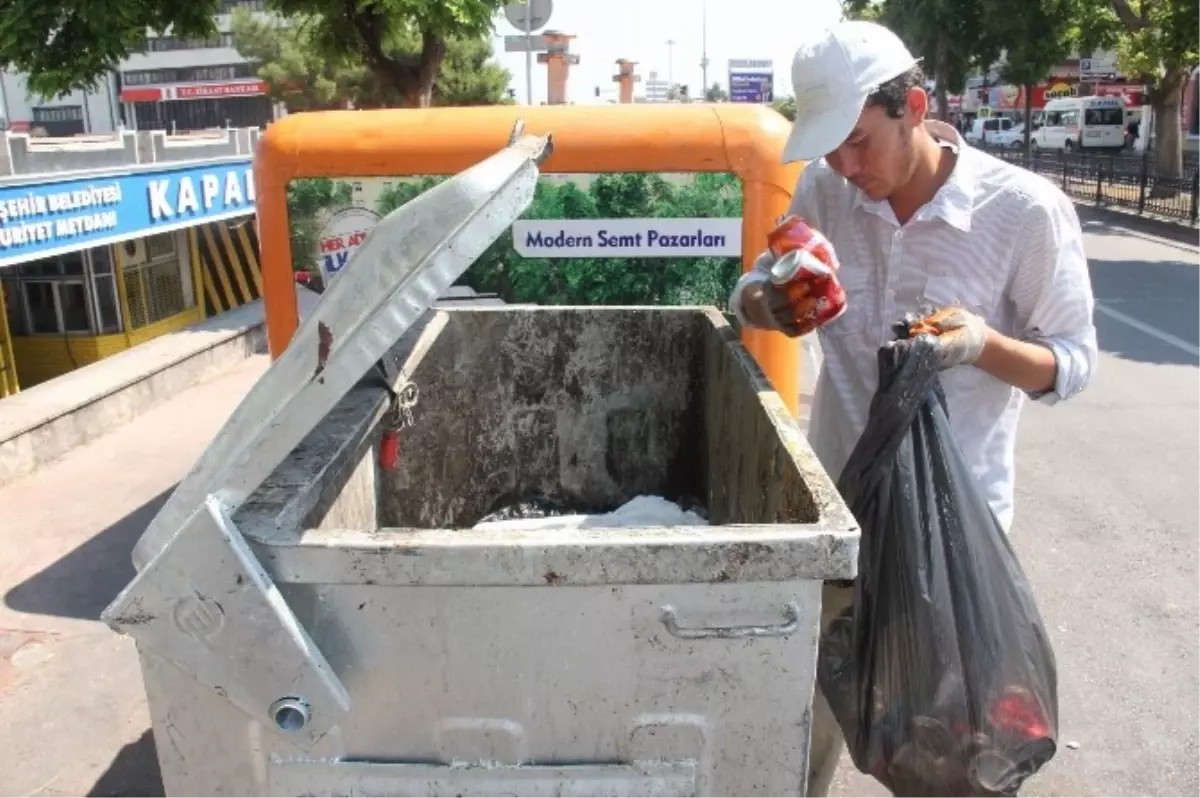 Ekmeklerini Çöpten Kazanıyorlar