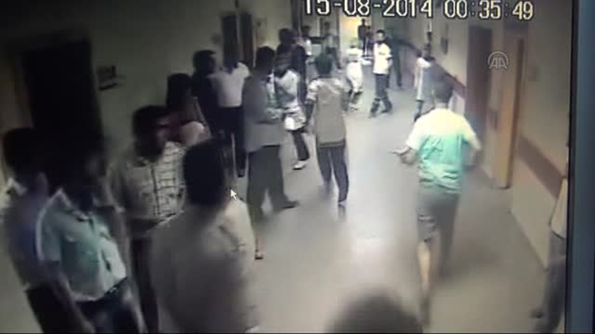 Ellerinde Sopalarla Acil Servisi Bastılar