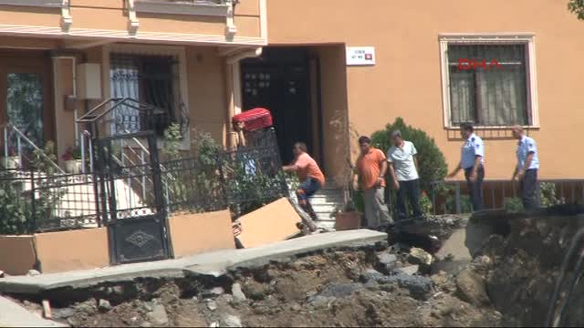 Eşyalarını Kurtarmak İçin Kendilerini Tehliye Attılar