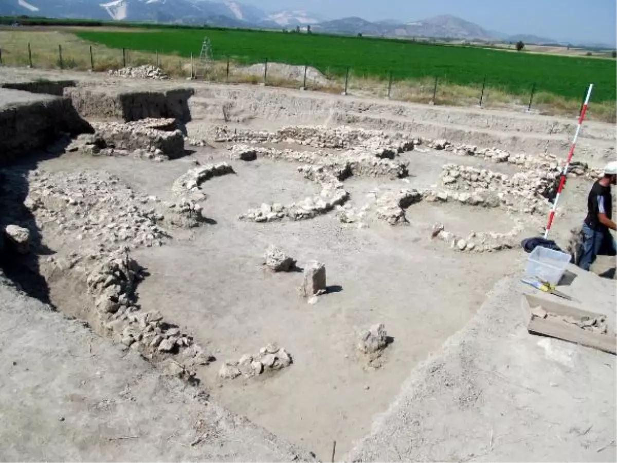 Hacılar Büyük Höyük\'te Savunma Sistemi Ortaya Çıkarıldı