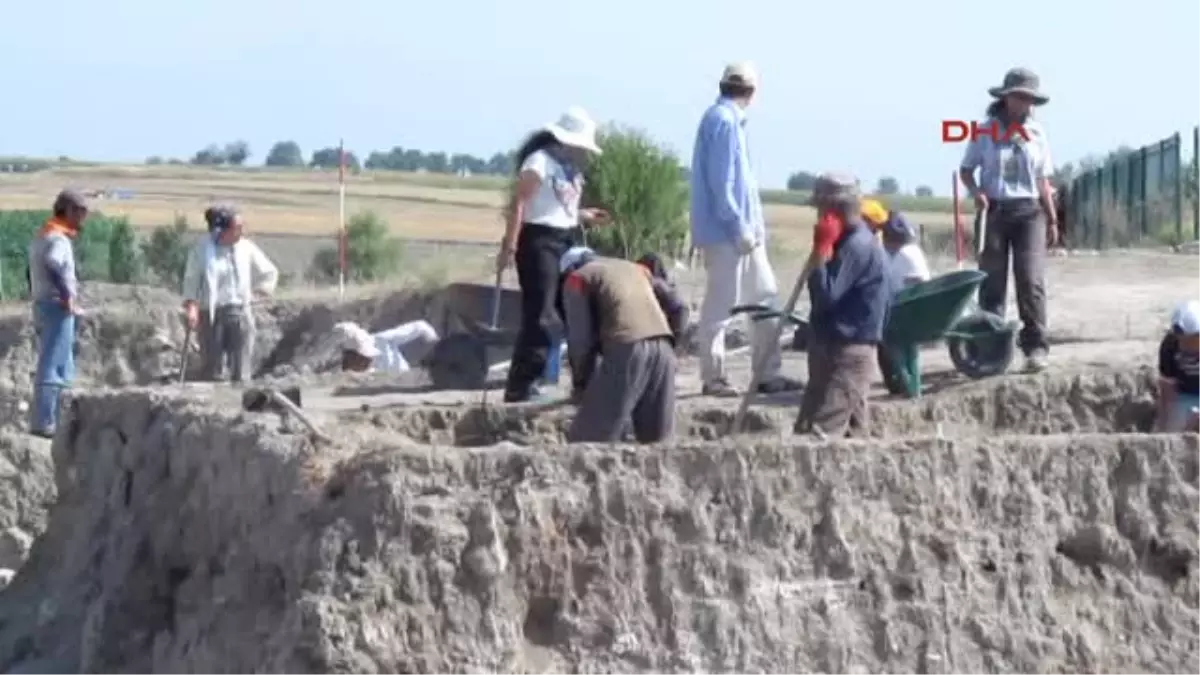 Hacılar Büyük Höyük\'te Savunma Sistemi Ortaya Çıkarıldı