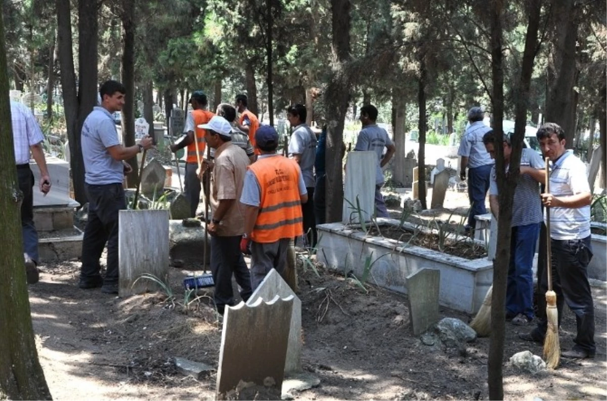 Karacabey\'de Mezarlıklara Bakım