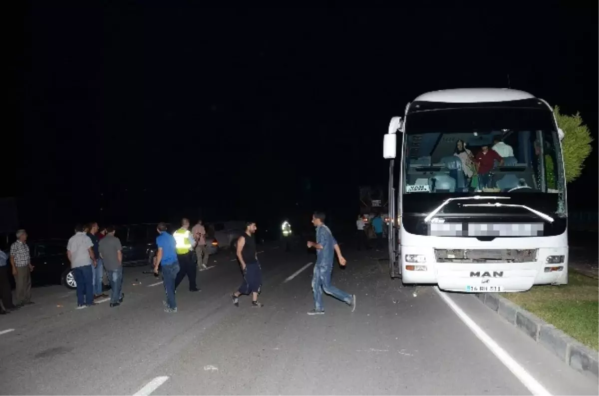 Malatya\'da Kontrolden Çıkan Otobüs Aydınlatma Direğine Çarptı