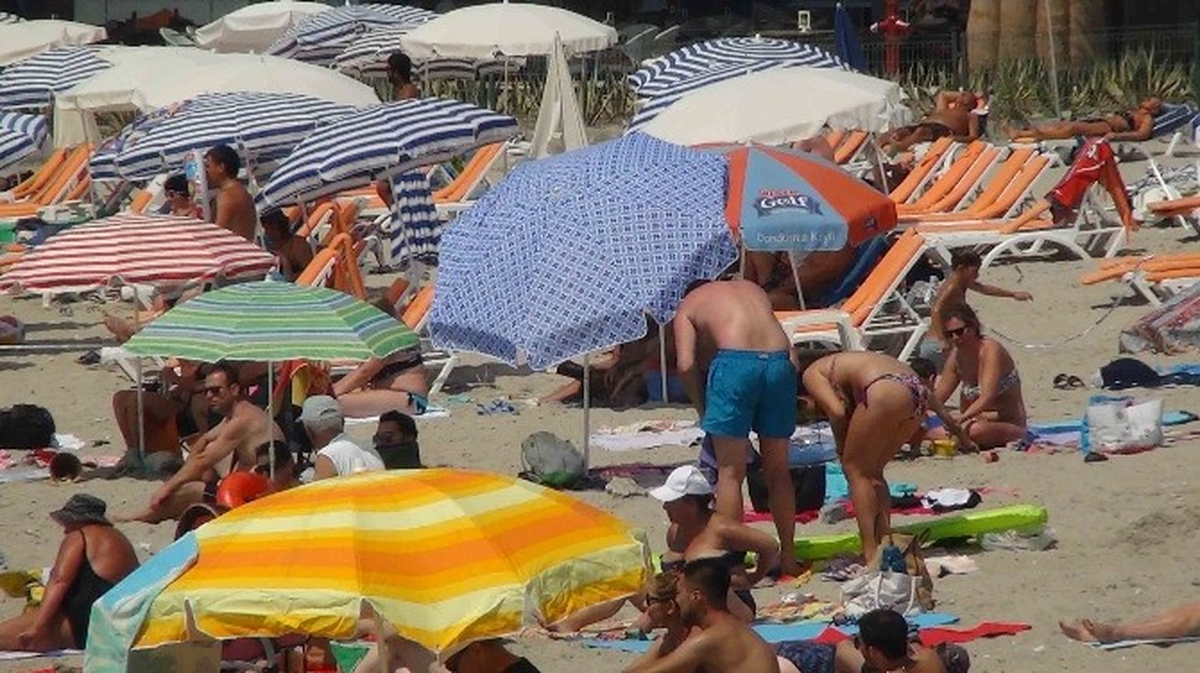 Kuşadası\'nda Hafta Sonu Plaj Keyfi