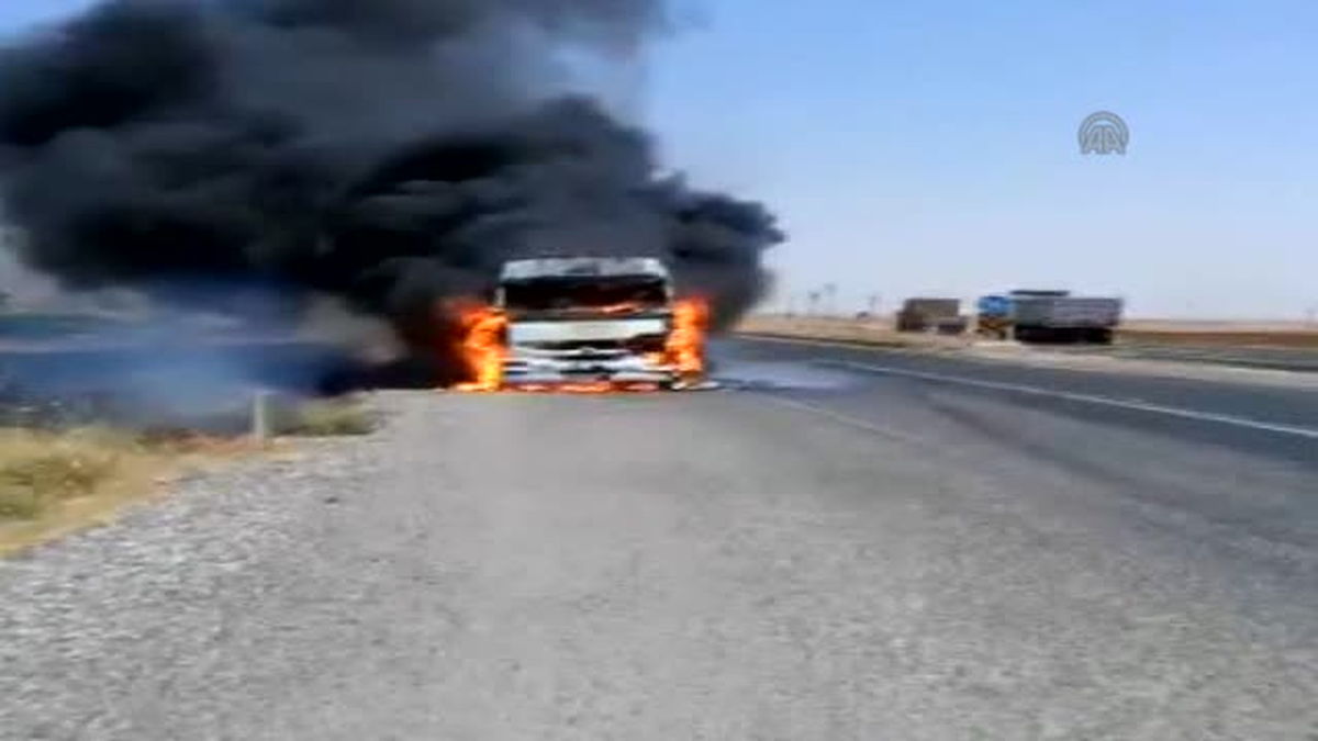 Nusaybin\'de hareket halindeki tır yandı -