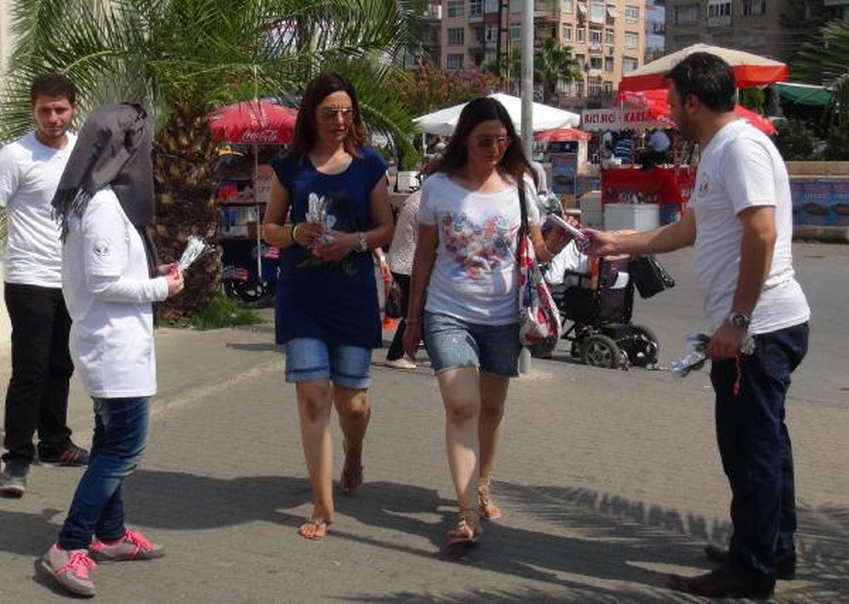 Mersin\'deki Suriyeliler Beyaz Gül ve Teşekkür Bildirisi Dağıttı